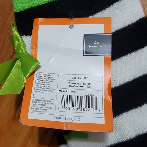 1 Pair of Stripped Thigh High Socks With Green Bows NWT - Picture 2 of 8